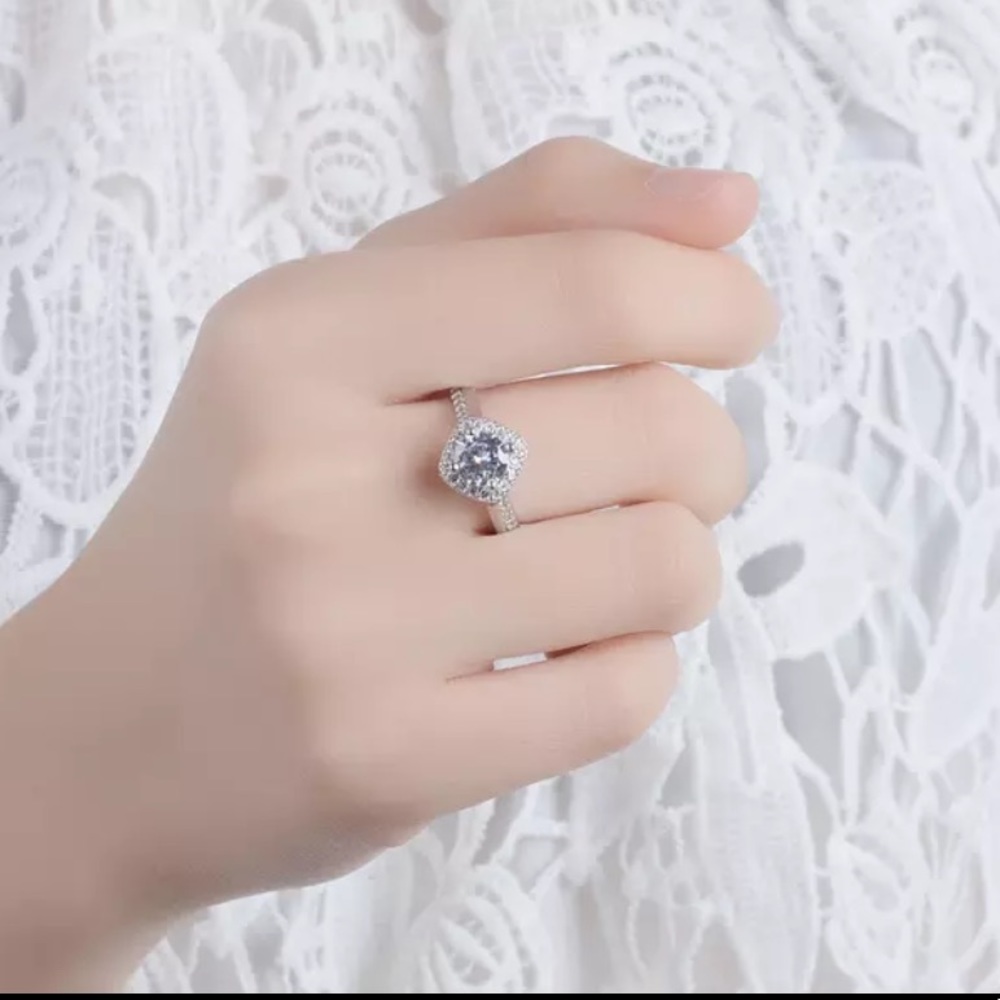 🌟 Sterling Silver Plated Simulated Diamond 💍 Ring - Picture 2 of 5